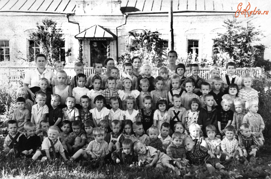 Спасск-Рязанский - Село Ижевское. Воспитанники детского сада в бывшем здании богадельни при Покровской церкви.