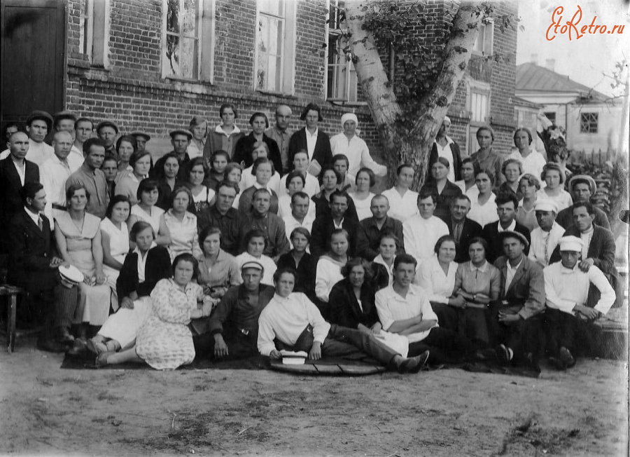 Кадом - Студенты у здания педучилища.