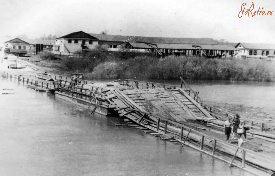 Кадом - Мост через реку Мокша. На берегу помещения Кадомской судоверфи, на которой делали  речные  баржи.