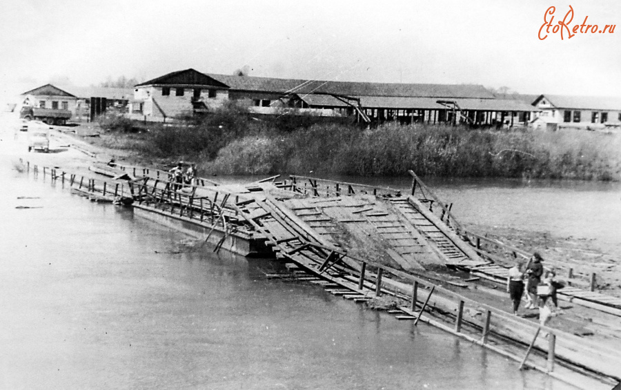 Кадом - Мост через реку Мокша. На берегу помещения Кадомской судоверфи, на которой делали речные баржи.