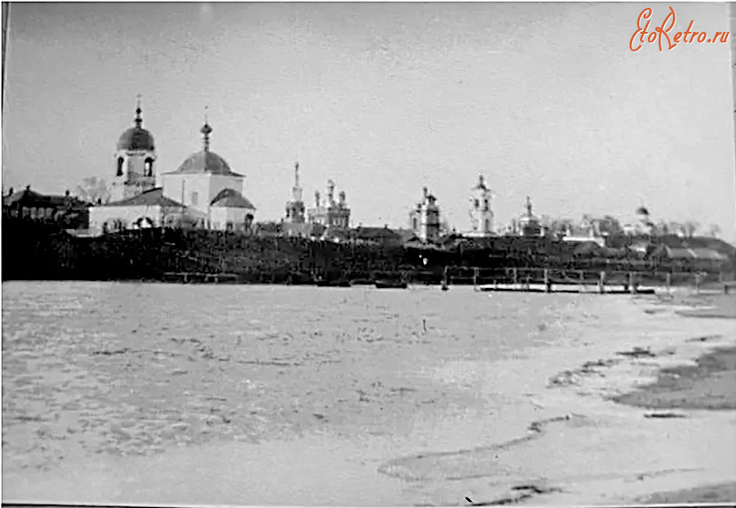 Кадом - Вид на церкви Кадома из за реки Мокша.