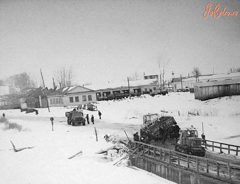 Кадом - Плашкоутный мост и корпуса Мокшанского деревообрабатывающего завода.
