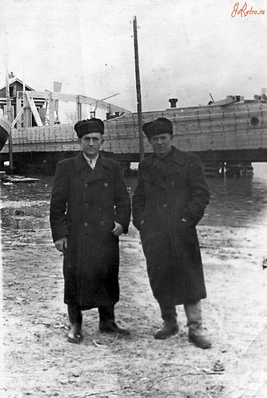 Кадом - На Кадомской (Мокшанской) судоверфи у строящейся баржи.