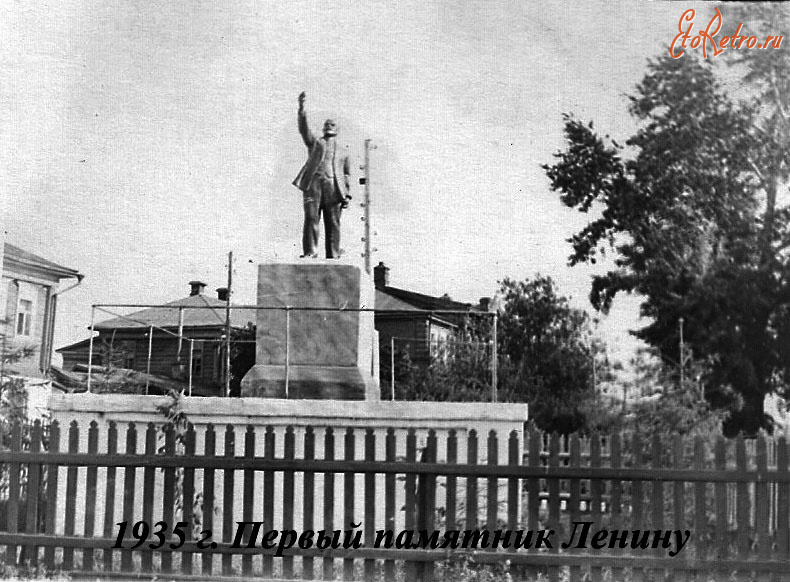 Кадом - Первый памятник В. И. Ленину.