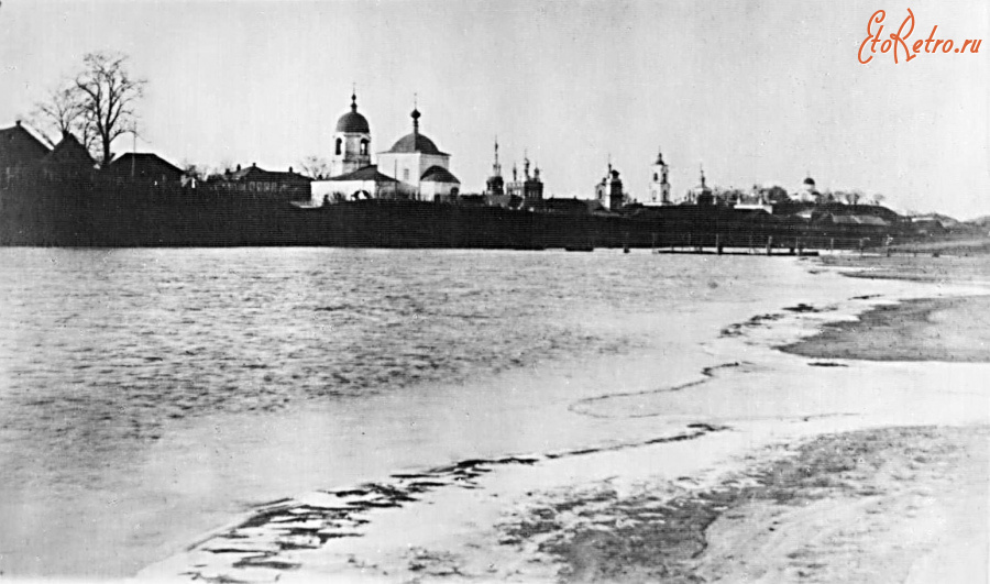 Кадом - Вид на церкви Кадома из Заречья.