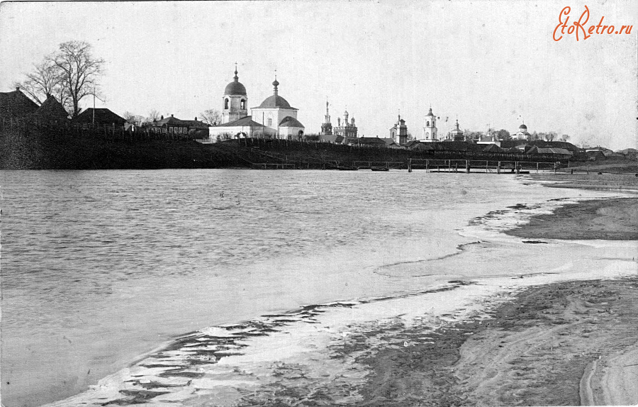 Кадом - Вид на церкви Кадома из Заречья.