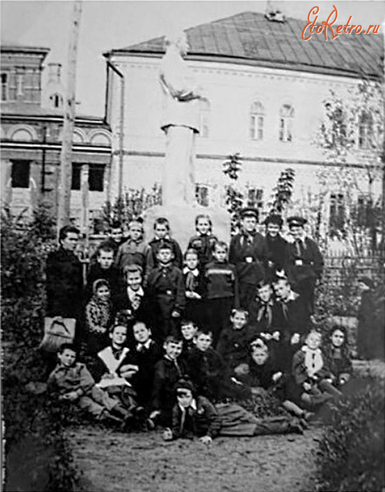 Кадом - У памятника И. В. Сталину.