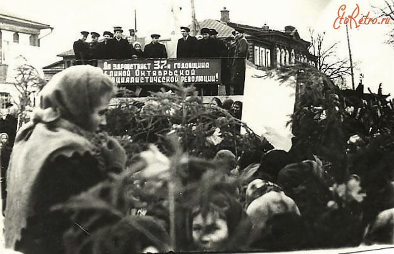 Кадом - Площадь Ленина. Митинг в честь 37-й годовщины Октябрьской революции.