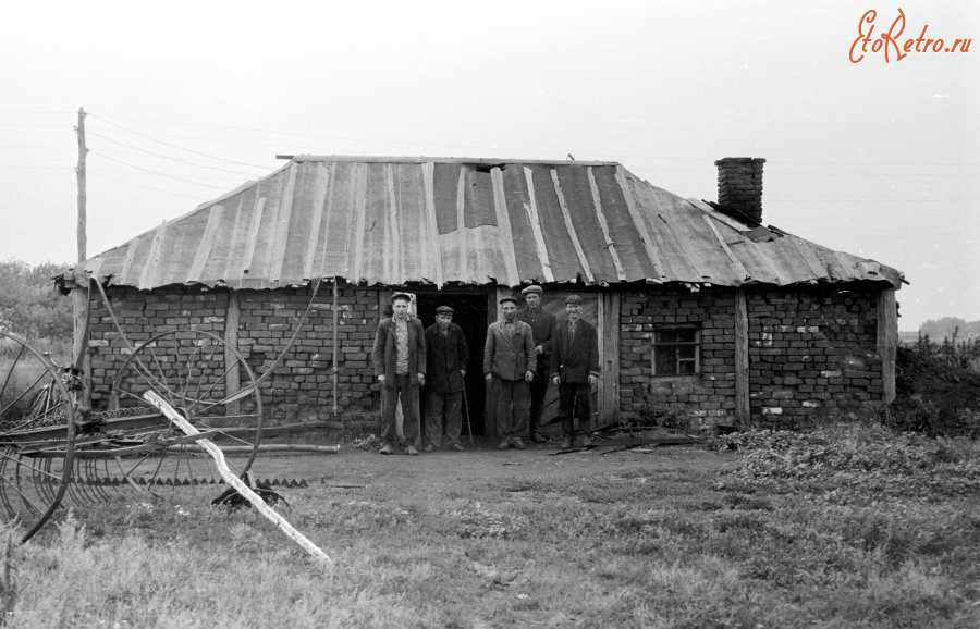 Ухолово - Село Зорино, Ухоловский район. Колхозники возле кузницы.
