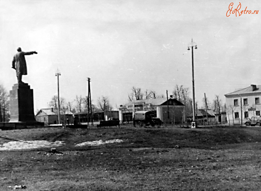 Старожилово - Улица Толстого, памятник В. И. Ленину.