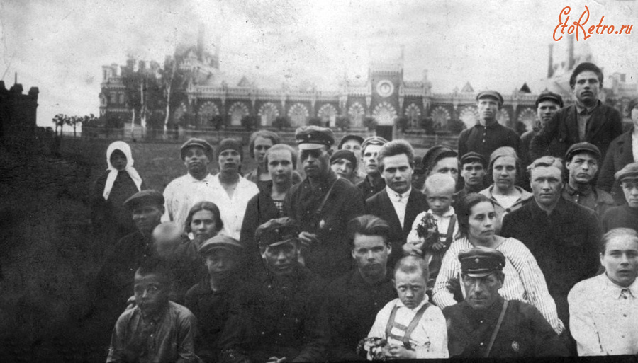 Старожилово - Старожиловцы на фоне конезавода.