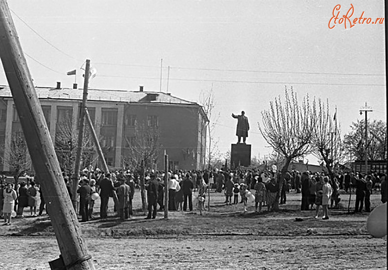 Старожилово - Улица Толстого у здания райисполкома. Первомай.