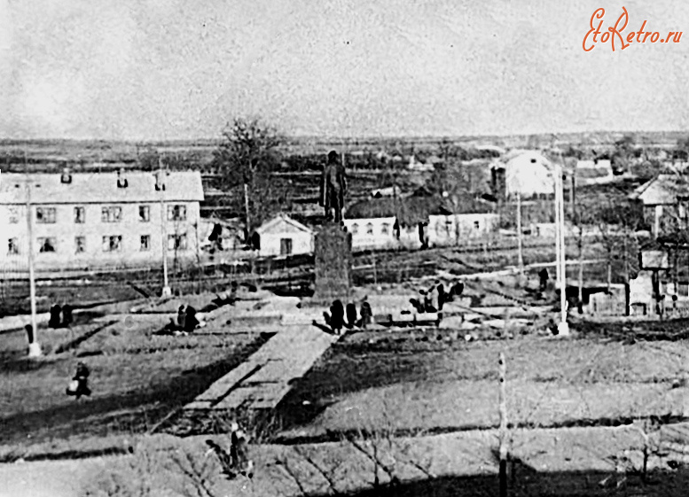 Старожилово - Памятник В. И. Ленину у райисполкома.
