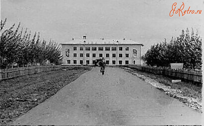 Милославское - Центральная улица. Здание райисполкома