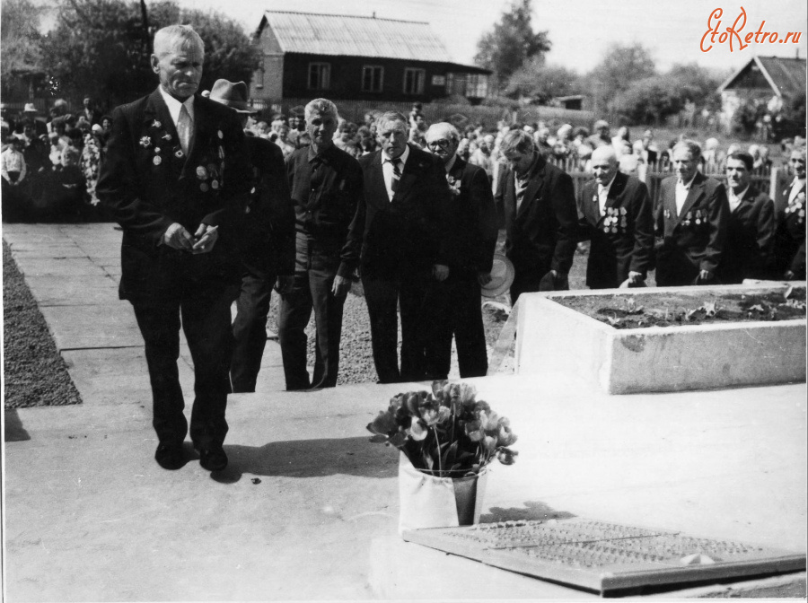 Александро-Невский - Ветераны у мемориального комплекса «Воинам Великой Отечественной войны 1941–1945 гг.».