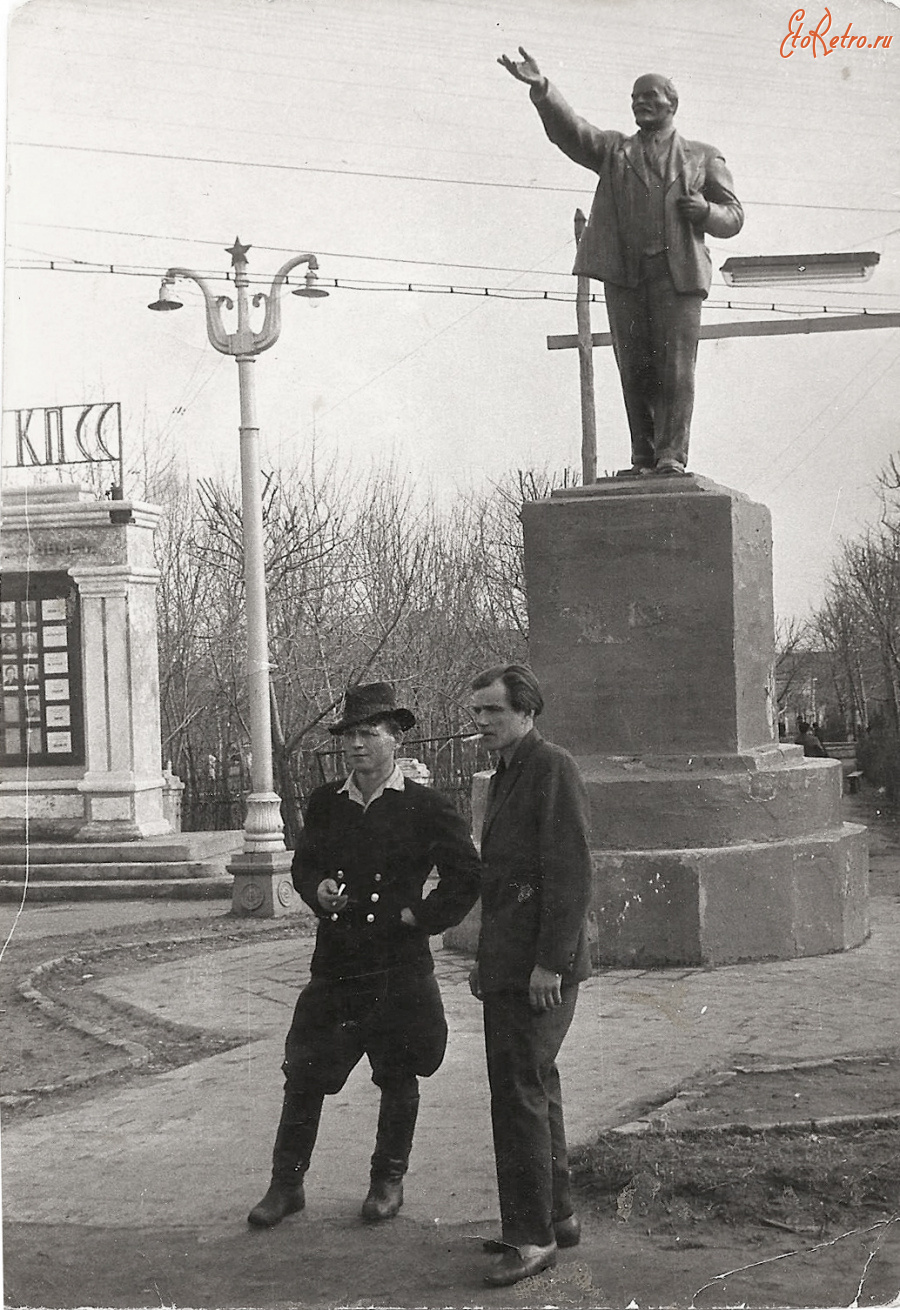 Сапожок - У памятника В. И. Ленину.