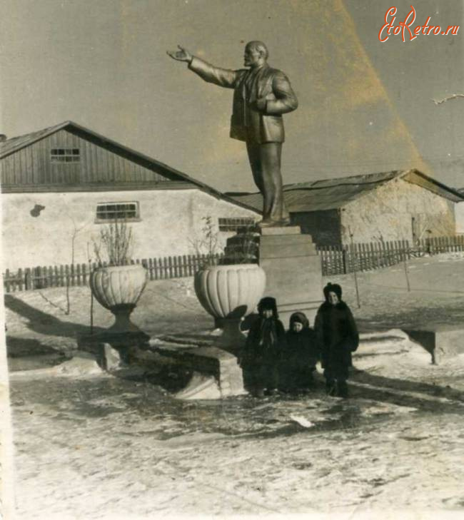 Саратовская область - Памятник В.И.Ленину в поселке Синегорский