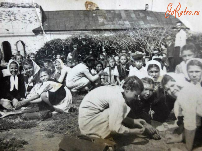 Саратовская область - Школьники собирают зерно у склада в бывшем храме