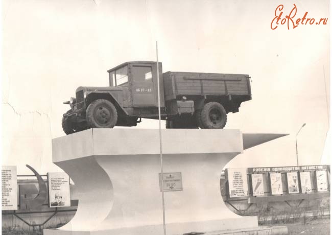 Энгельс - Автомобиль-памятник в честь воинов-авторемонтников