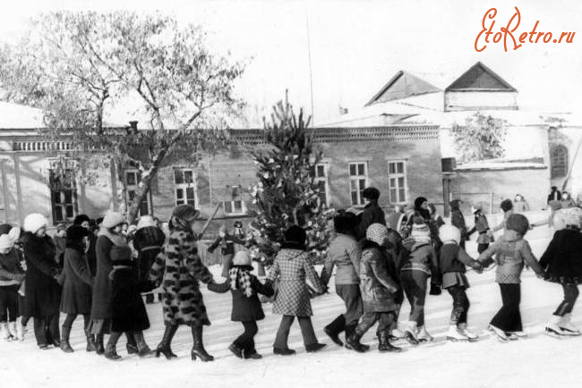 Энгельс - Детский новогодний праздник на улице Нестерова