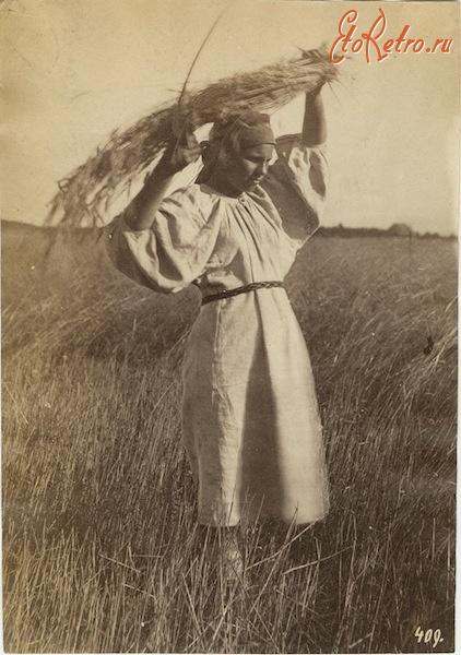 Разное - Крестьянка с серпом и колосьями в поле