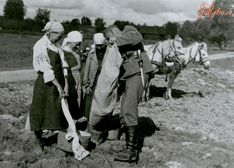 Разное - Немецкий солдат высыпает зерно в ведра женщинам, которые производят сев
