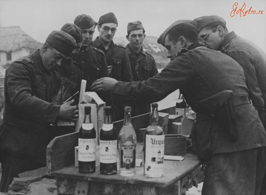 Разное - Немецкие солдаты получают спиртное
