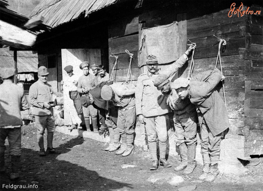 Разное - Австрийские солдаты фотографируются рядом с русскими военнопленными