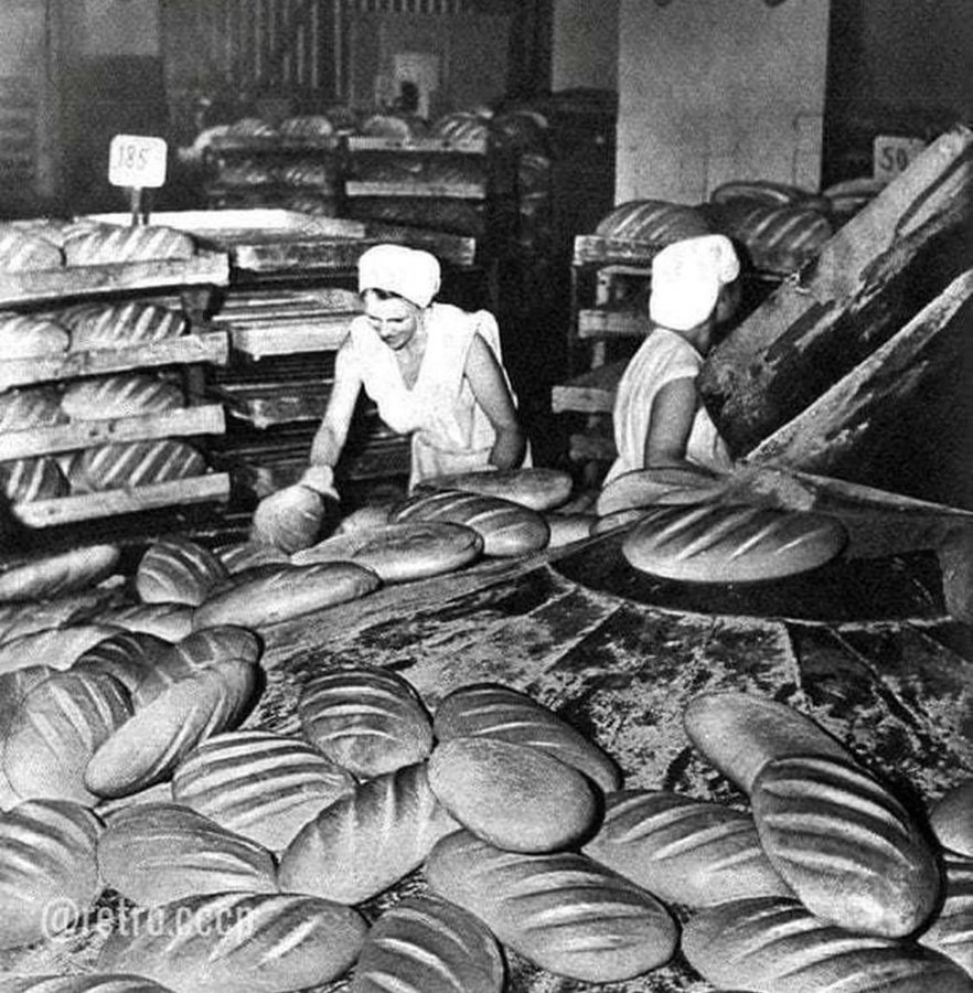 Разное - Работницы хлебозавода укладывают в поддоны вкуснейшие батоны по 25 коп.