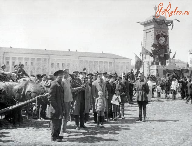 Вольск - Обелиск Первой Конституции РСФСР на площади 10-летия Октября