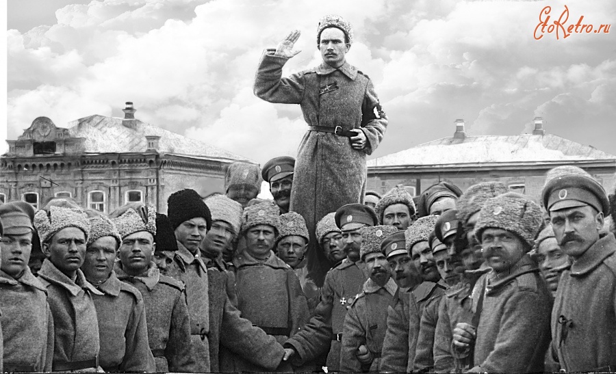 Пугачев - Лидер большевиков Николаевска В.Ермощенко  на митинге 138-го запасного пехотного полка