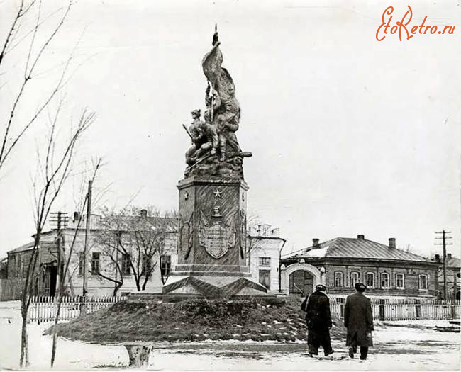 Пугачев - Памятник борцам революции