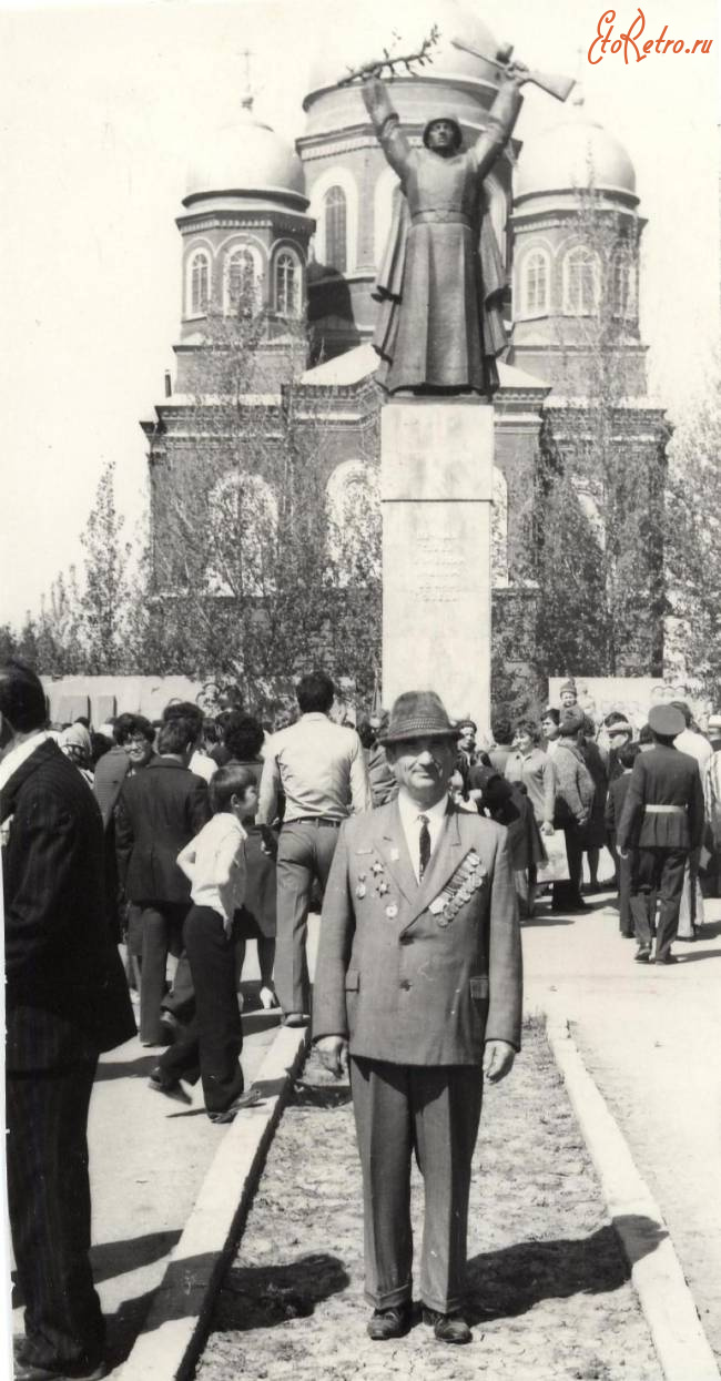 Пугачев - Памятник в парке Победы
