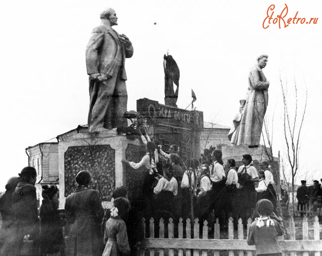 Калининск - Памятники вождям на площади