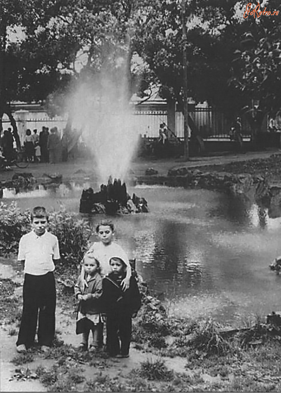 Холмск - У фонтана в сквере Победы