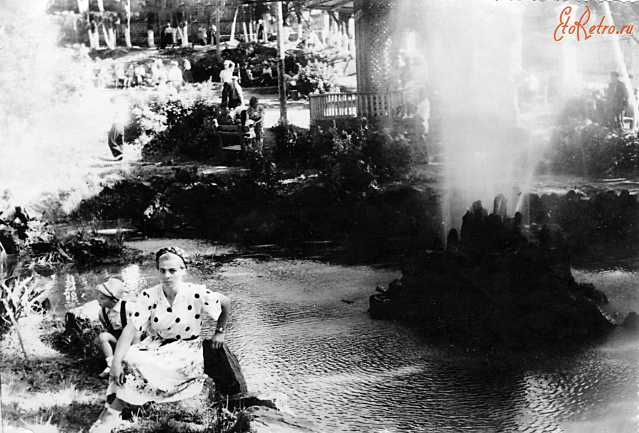 Холмск - У фонтана в сквере Победы.