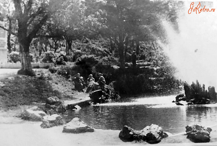 Холмск - У фонтана в сквере Победы.