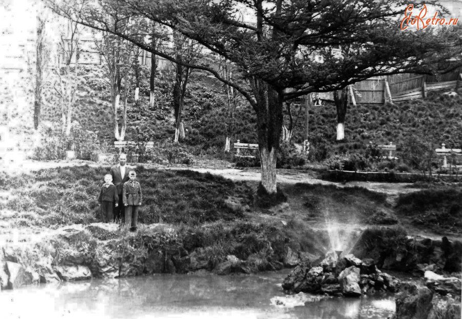 Холмск - У фонтана в сквере Победы.