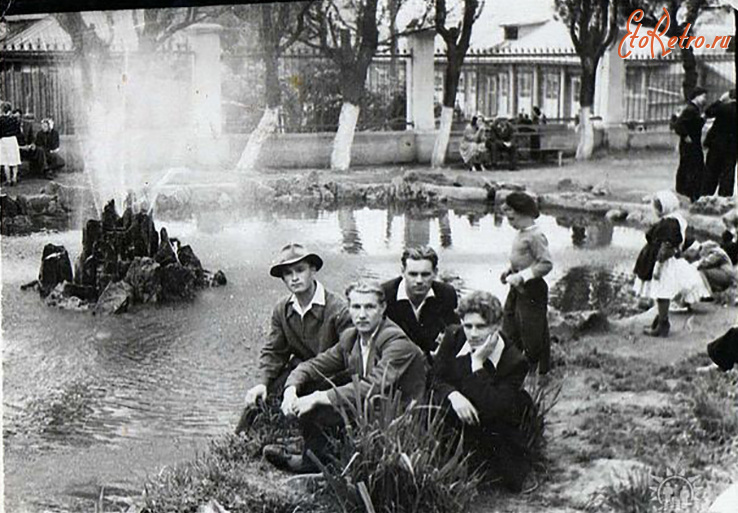 Холмск - У фонтана в сквере Победы.