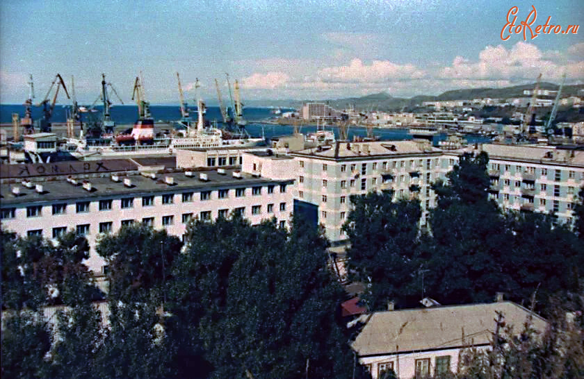 Холмск - Вид города в районе пересечения улиц Советской и Морской.