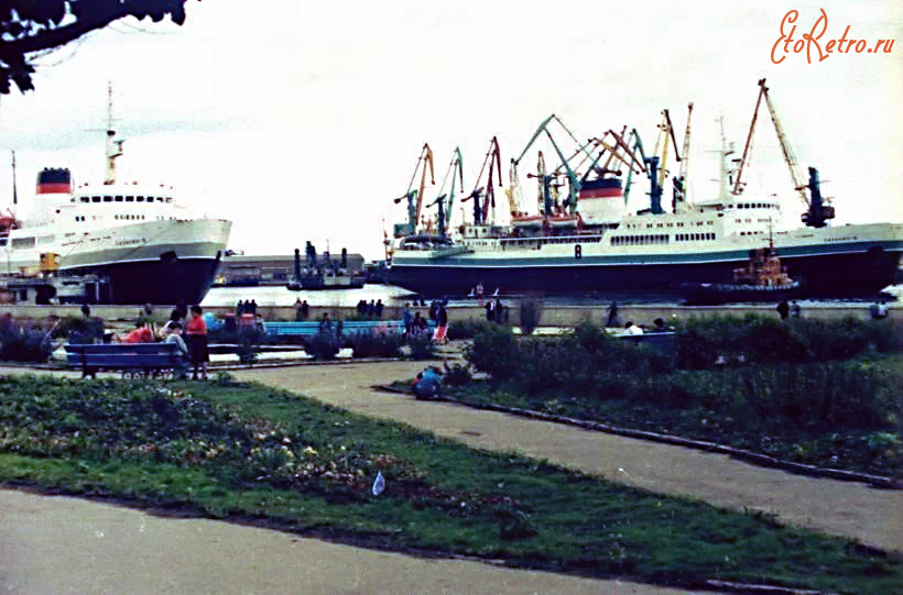 Холмск - Берег Холмской гавани. Площадь Мира.