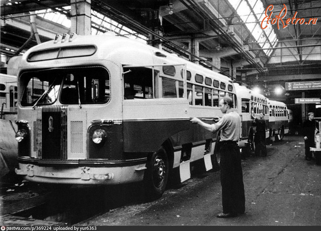 Ретро автомобили - Автобусы ЗИС-155 на заводском конвейере