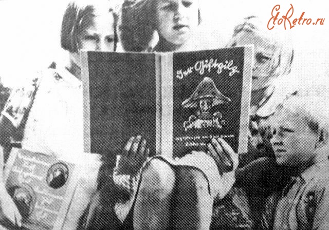Луганск - Дети рассматривают книгу