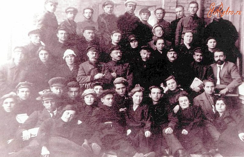 Луганск - Студенты и преподаватели пединститута.