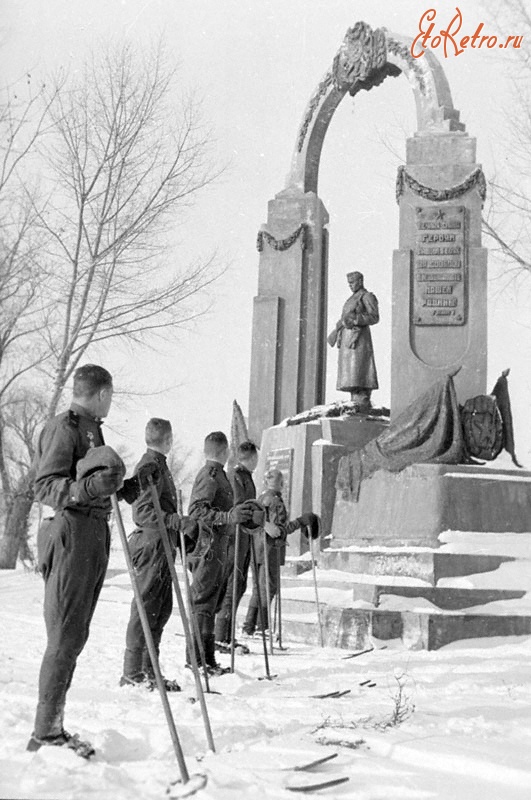 Луганск - Памятник советским бойцам, павшим за освобождение города Ворошиловграда