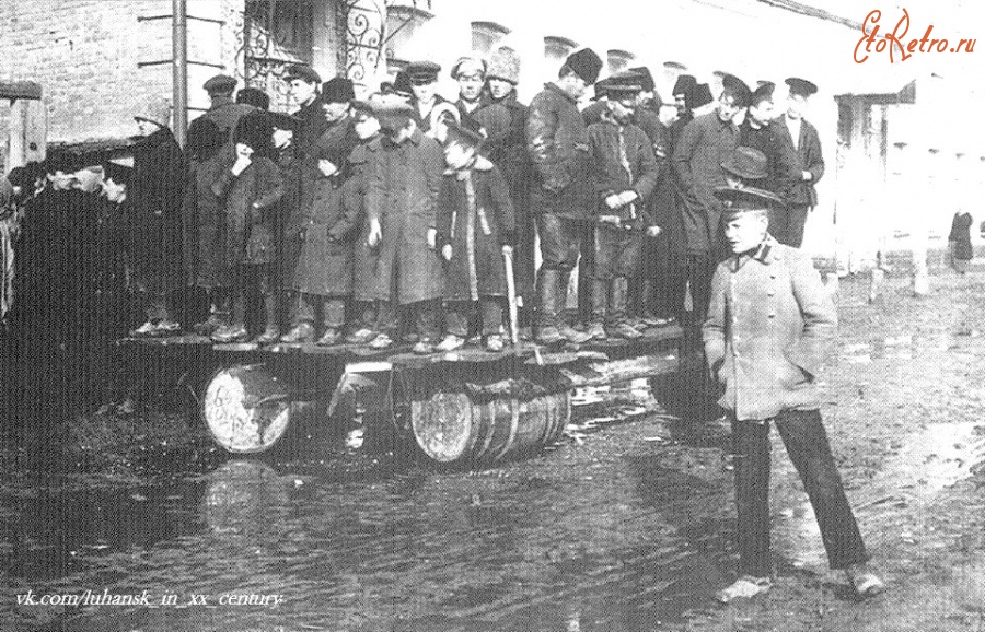 Луганск - Плавсредства,оставшиеся после ликвидации наводнения 1917 г. на ул.Садовой.