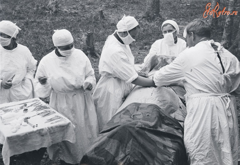 Россия - Хирурги оперируют раненого в полевом госпитале