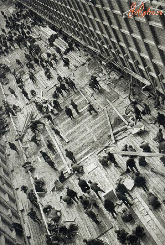 Россия - Заключённые строят настил пола в камере шлюза. Беломорско-Балтийский канал. СССР, 1933 г.