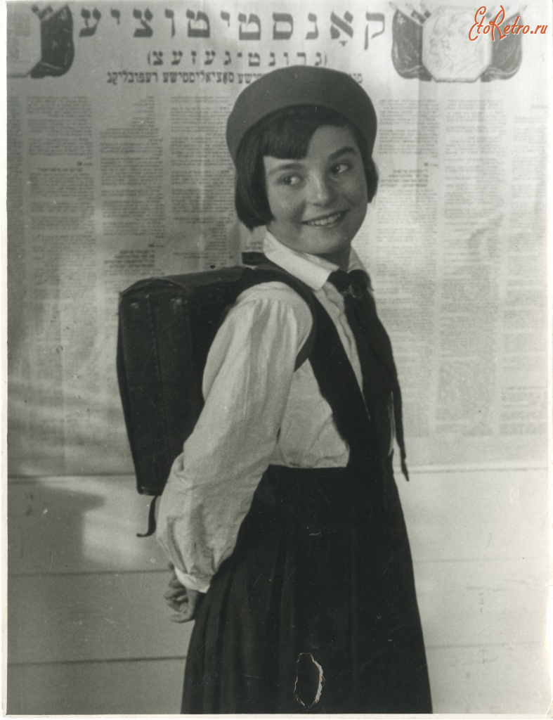 Россия - Биробиджан.Школьница