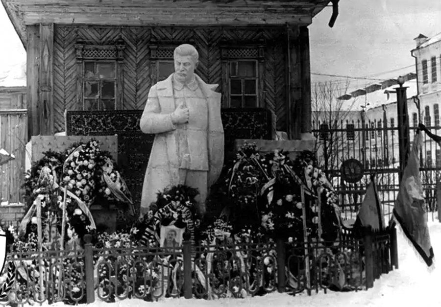 Арамиль - Памятник Сталину возле суконной фабрики.